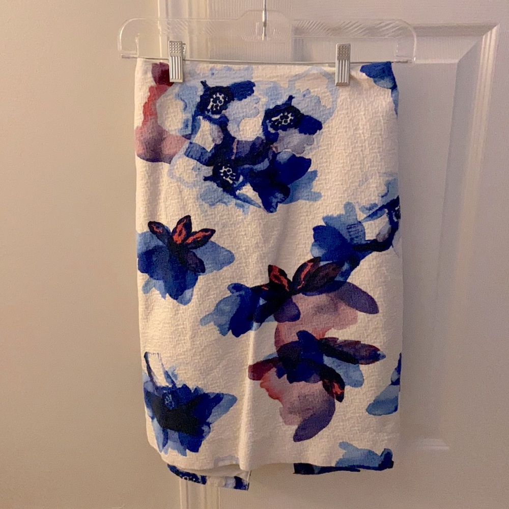Banana Republic size 2 white floral pencil skirt